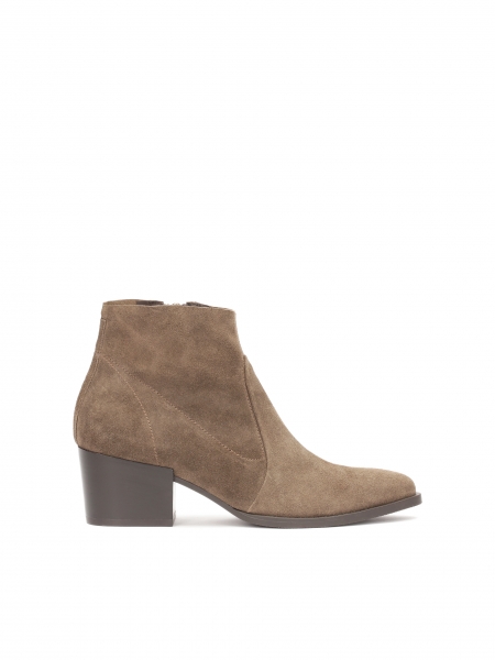 Wide-heeled boots made of suede ESMA