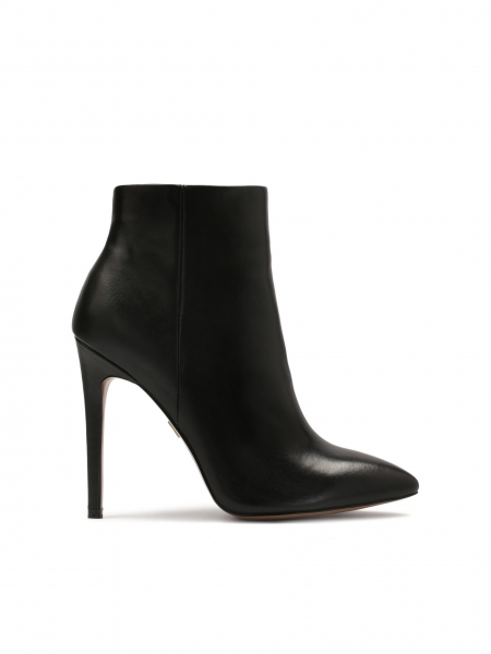 Minimalistic black booties on a sleek heel LAWRENCE