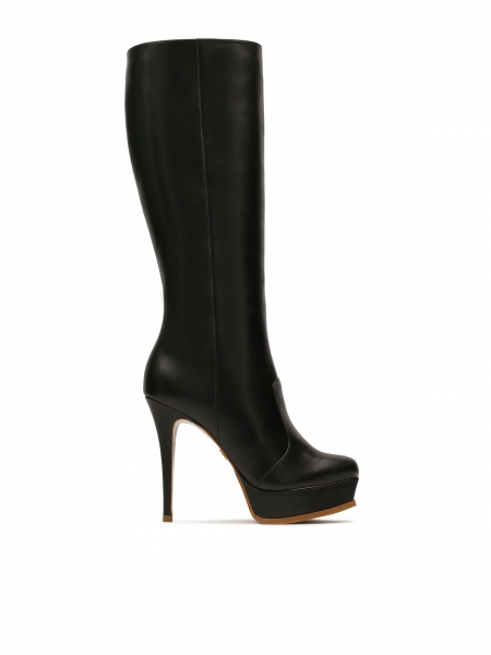 Black boots with a platform on the front NERA