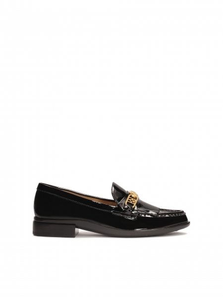 Slip-on zwarte halve schoenen met metalen versieringen en kwastjes  CERVIA