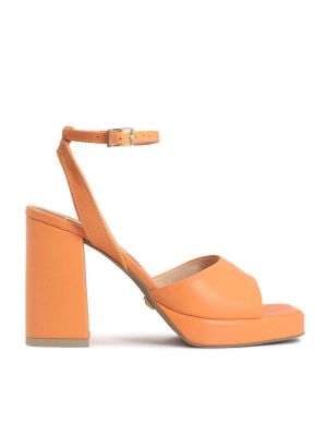 Pomarańczowe sandały ze skóry na platformie i słupkowym obcasie kazar x kasia-559952
