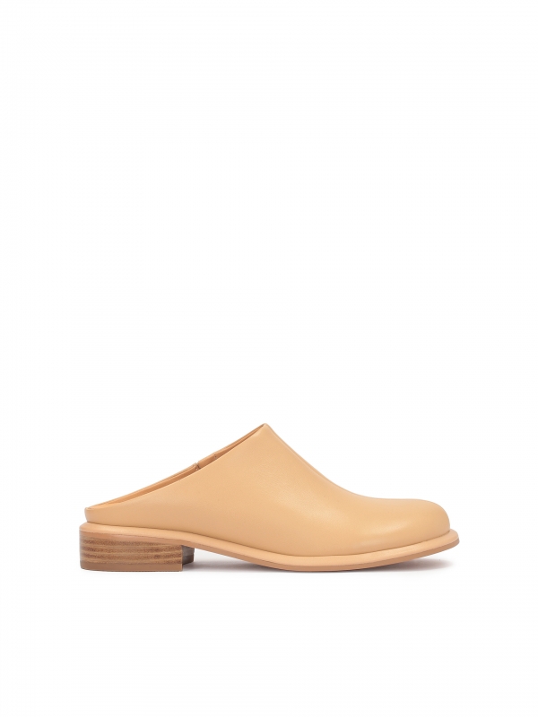 Light brown slip-on slides with a cut-out upper ROYA