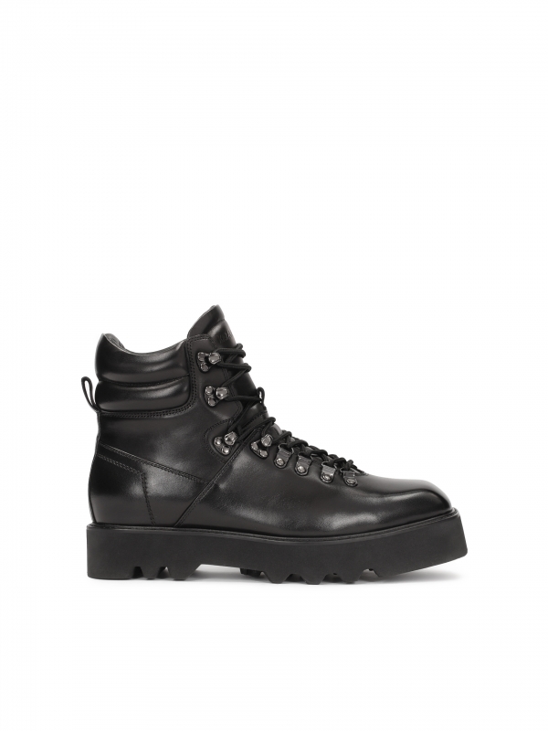 Black boots with trep sole  GRIFFIN