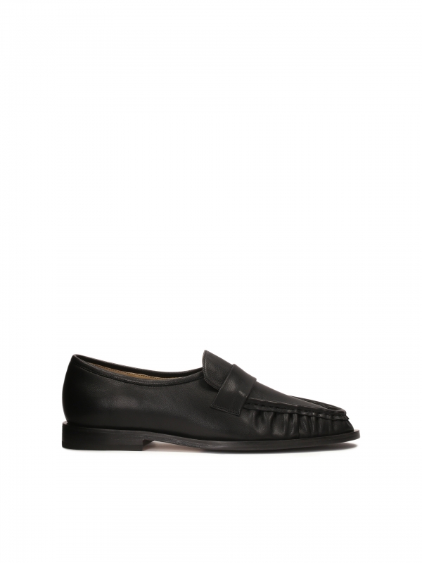 Black half-shoes with a striking crease on the front  OLZA
